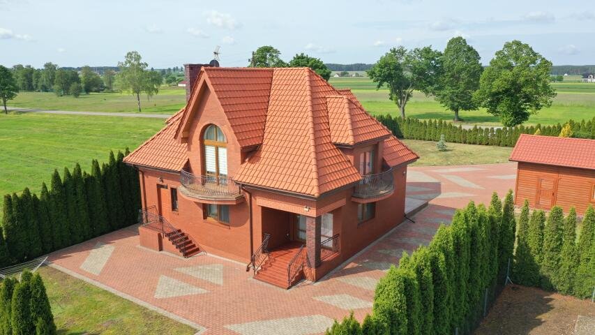 Przestronny dom 187 m2 z garażem i tarasem w Czerwonym Czerwone  187m2 Foto 1