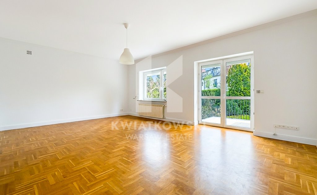 Przestronny dom 6 pokoi z ogrodem i garażem w Warszawie. Warszawa, Mokotów, Sadyba, Okrężna  392m2 Foto 1