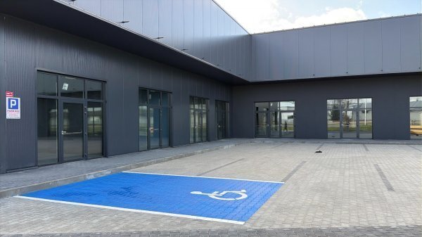 Lokal użytkowy 50 m2 z dużą ekspozycją i parkingiem Warszawa  50m2 Foto 1