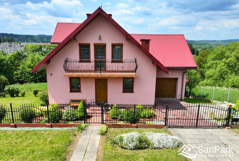 Przestronny dom 140 m² z garażem i ogrodem w Lesku Lesko  140m2 Foto 1
