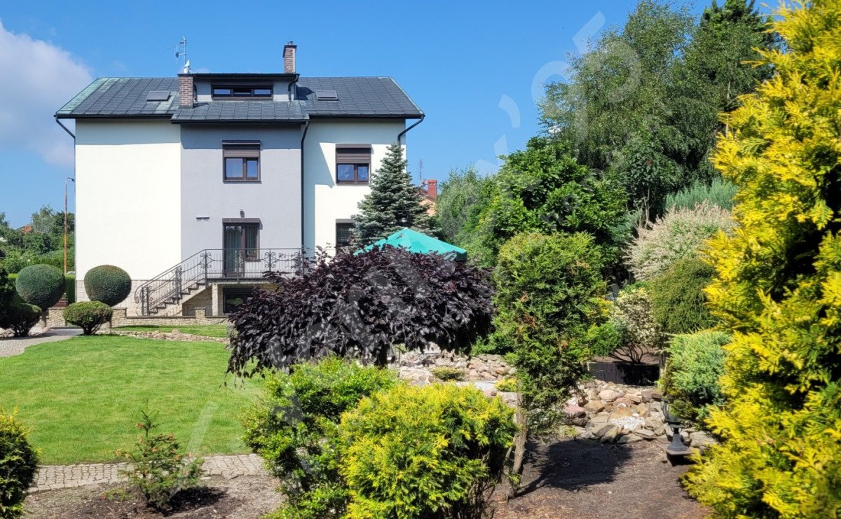 Przestronny dom 500 m2 z sauną i tarasem w Oleśnicy Oleśnica  500m2 Foto 1