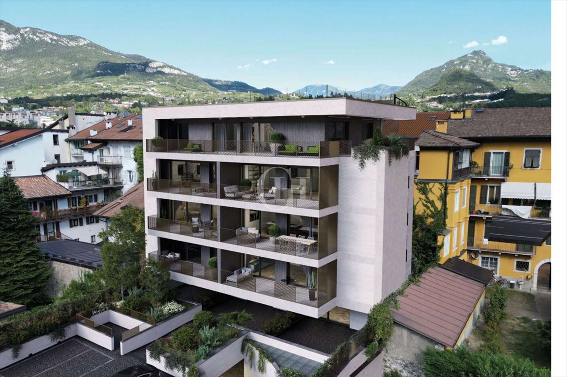 Zapraszam do eleganckiego apartamentu z tarasem w centrum Trydentu Włochy, Trento  78m2 Foto 1