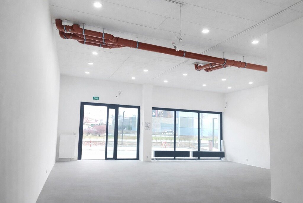 Lokal usługowy 81 m2 z witrynami i parkingiem w Warszawie Warszawa, al. Aleje Jerozolimskie  81m2 Foto 1