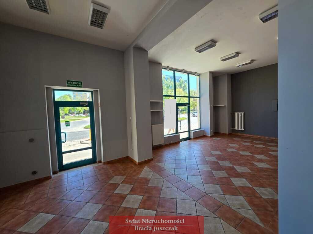 Lokal 135 m2 z witrynami, dwa wejścia, biura i magazyn Wrocław  136m2 Foto 1