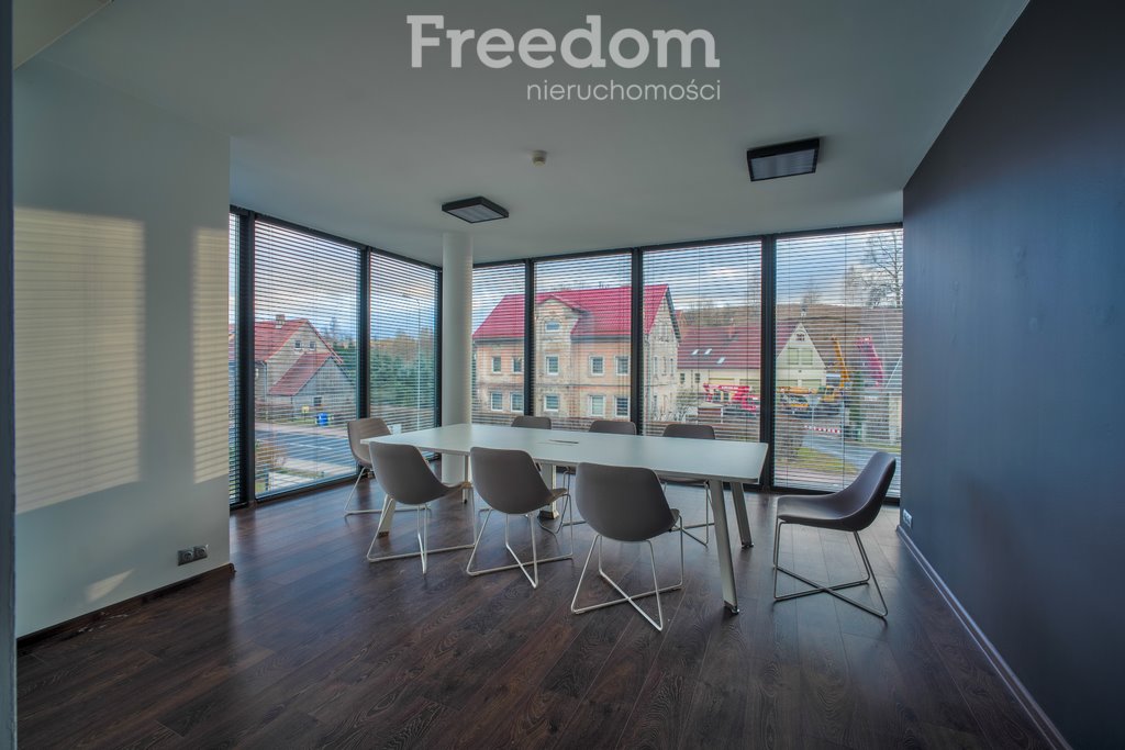 Nowoczesny salon samochodowy 300 m² z parkingiem - Jelenia Góra Jelenia Góra, Wrocławska  300m2 Foto 1