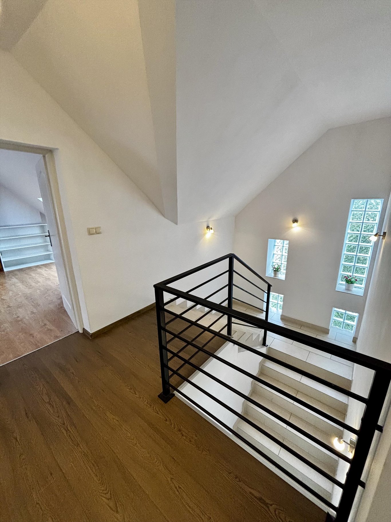 Na wynajem przestronny dom 240 m² z garażem w Koczargach Nowych Koczargi Nowe  240m2 Foto 1