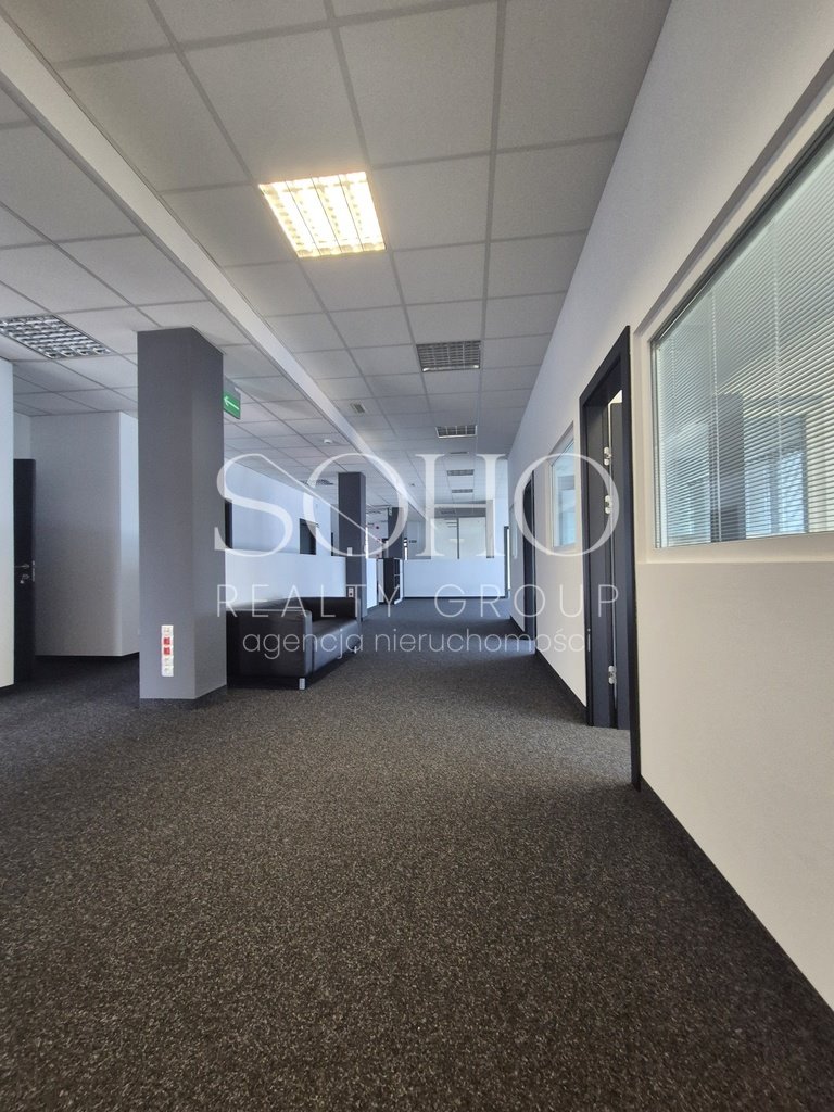 Polecam przestronne biuro 394 m² z parkingiem w Cholerzynie Cholerzyn  394m2 Foto 1
