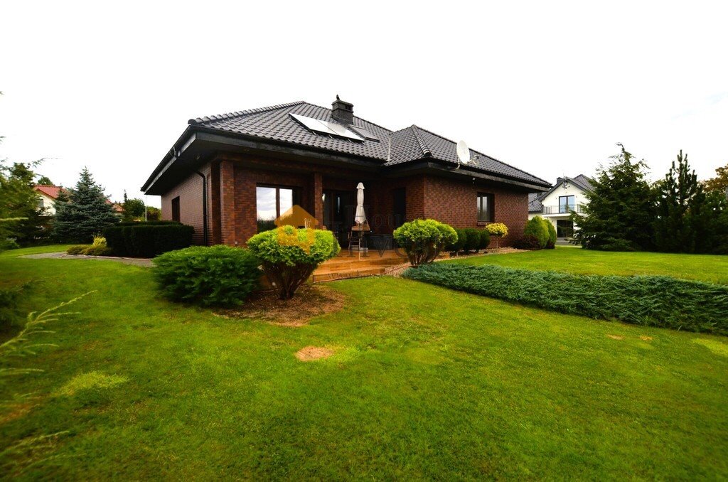 Przestronny dom z kominkiem, garażem i poddaszem do aranżacji Grzybiany, Ziemnice  229m2 Foto 1