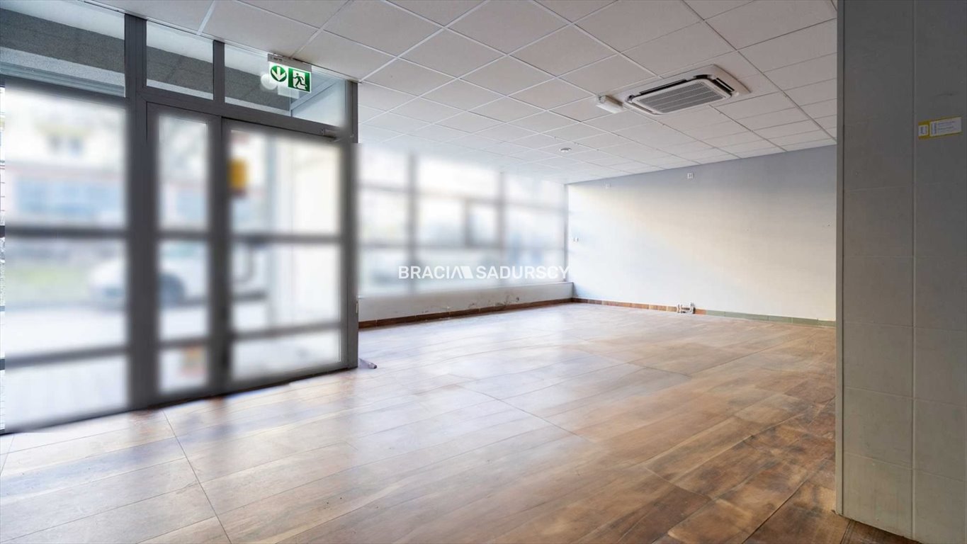 Lokal handlowo-usługowy 135 m2 z witrynami i parkingiem polecam Kraków, Podgórze Duchackie, Kurdwanów, Turniejowa  135m2 Foto 1