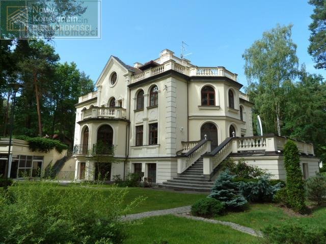 Ekskluzywna rezydencja z basenem i windą - 1200 m2.: Konstancin-Jeziorna Strefa A Konstancina