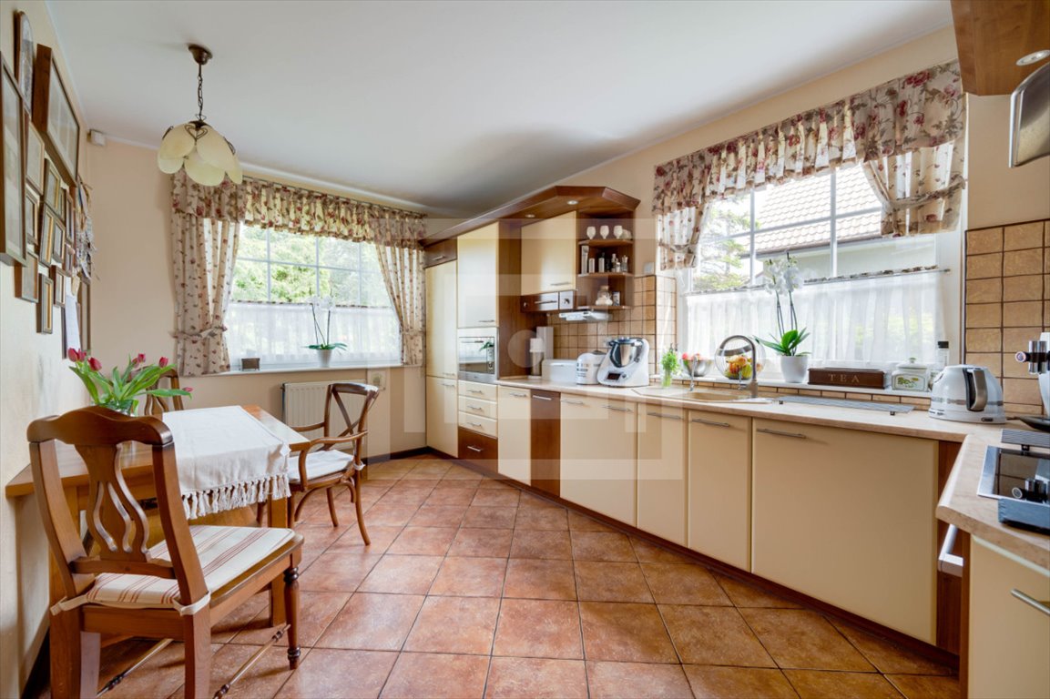 Przestronny dom 300 m² z garażem i 6 pokoi w Rumi Rumia, Kwiatowa  300m2 Foto 1