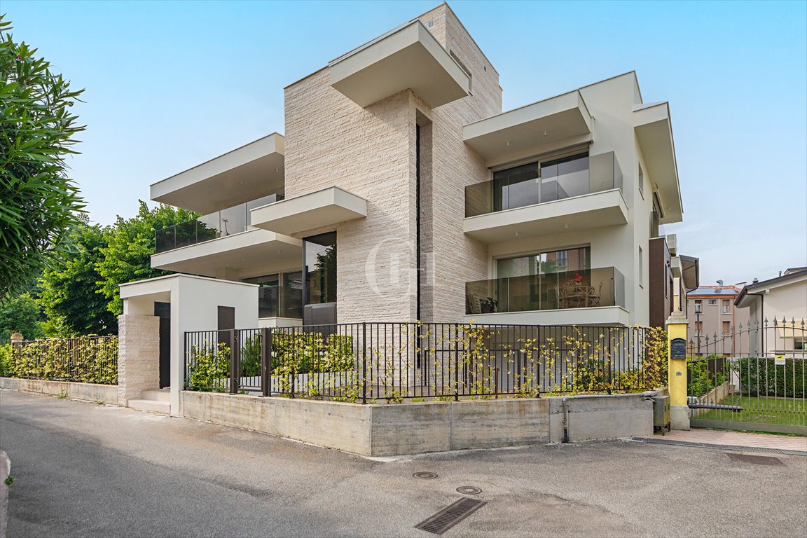 Mieszkanie dwupokojowe na sprzedaż Włochy, Desenzano del Garda  100m2 Foto 1