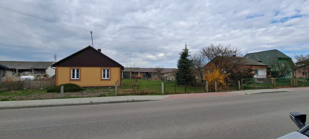Urokliwe siedlisko 82 m2 z murowanym garażem i stodołą Kaznów  82m2 Foto 1