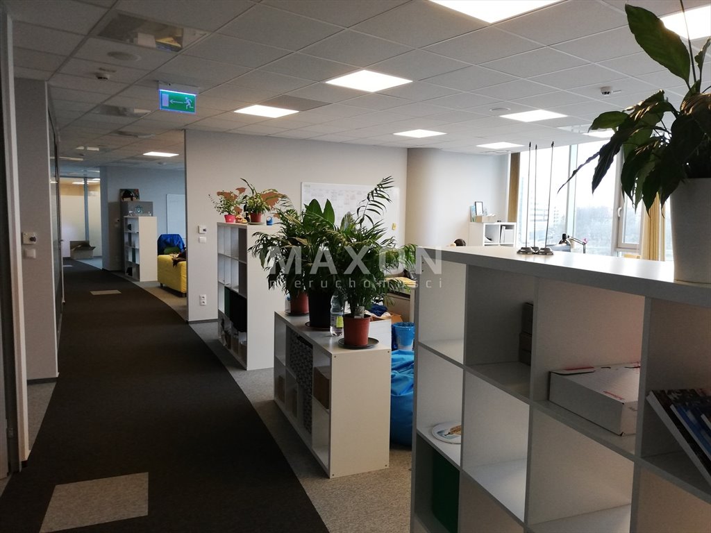 Nowoczesny moduł biurowy 400 m² z dużymi przeszkleniami.: Warszawa Mokotów: al. Aleja Wyścigowa