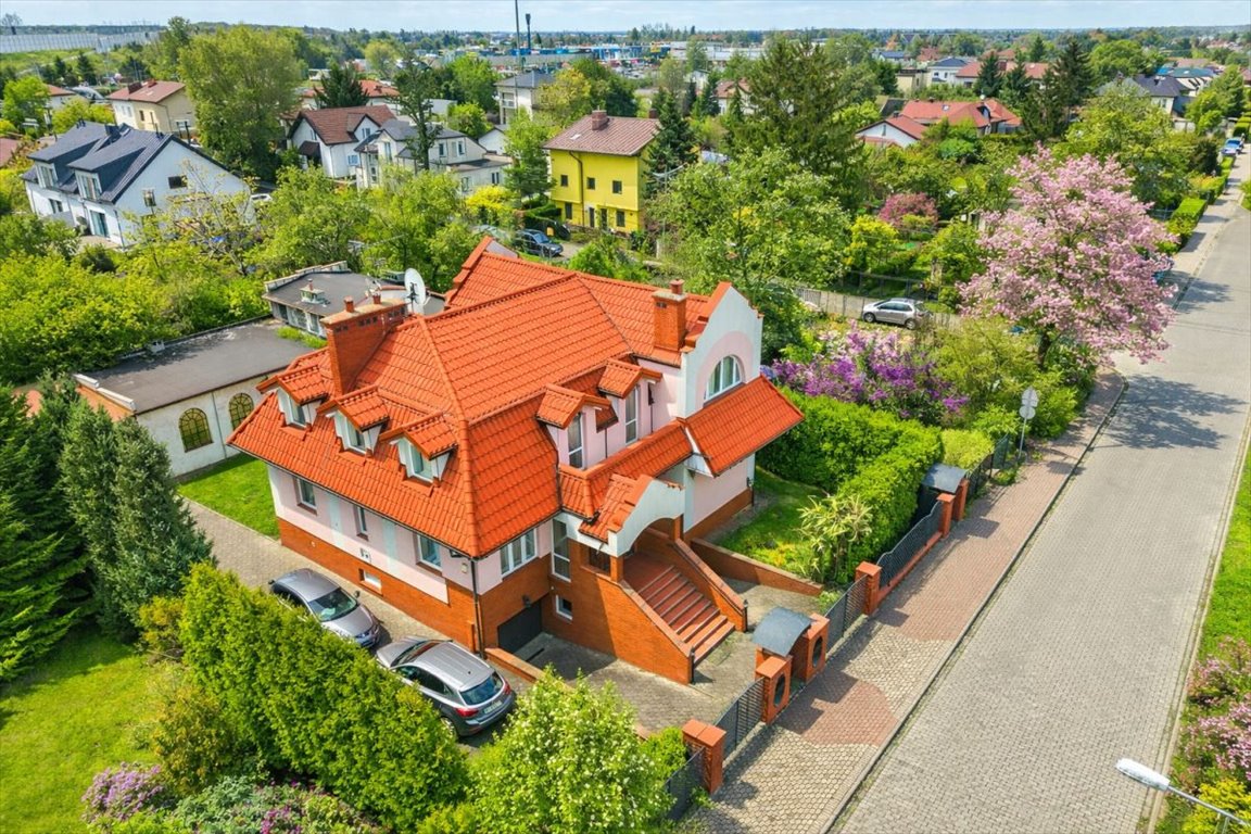 Zapraszam do obejrzenia przestronnego domu z kominkiem i garażami Piastów, Orła Białego  336m2 Foto 1