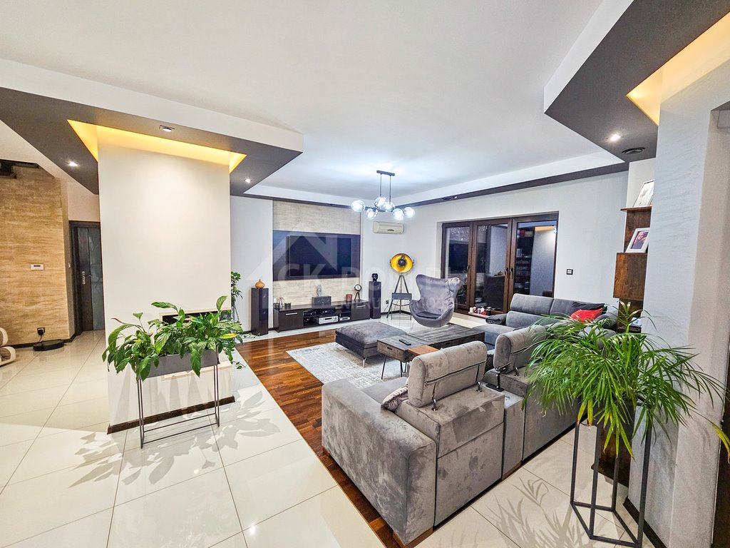 Przestronny dom 295 m² z garażem i tarasem w Kielcach Kielce  295m2 Foto 1