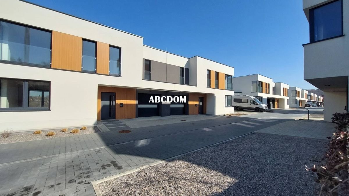 Nowoczesny dom bliźniak 126 m2 z garażem i osiedlem Wrząsowice, Wrząsowice  126m2 Foto 1