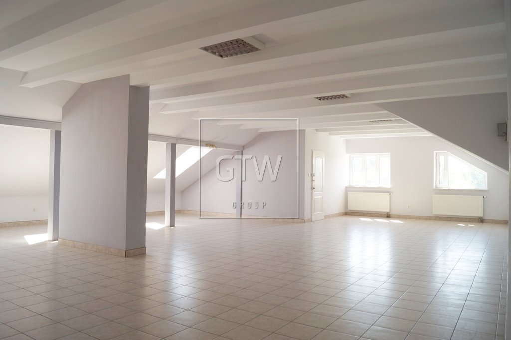 Wynajem biura 300 m2 w Warce z open space i parkingiem Warka  300m2 Foto 1
