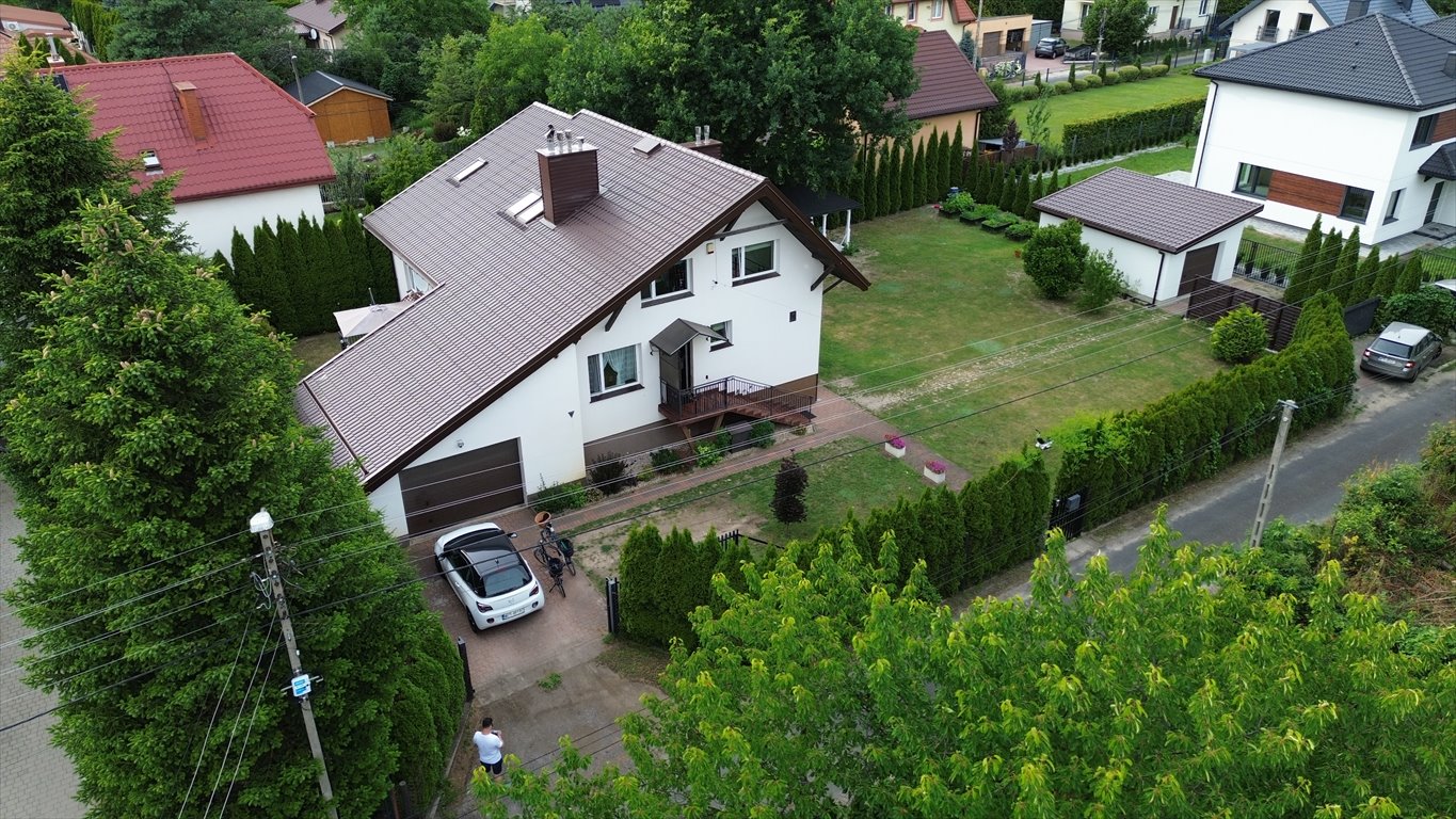 Przestronny dom z dużą działką i garażami w Brwinowie Brwinów, Nowoprojektowana  145m2 Foto 1