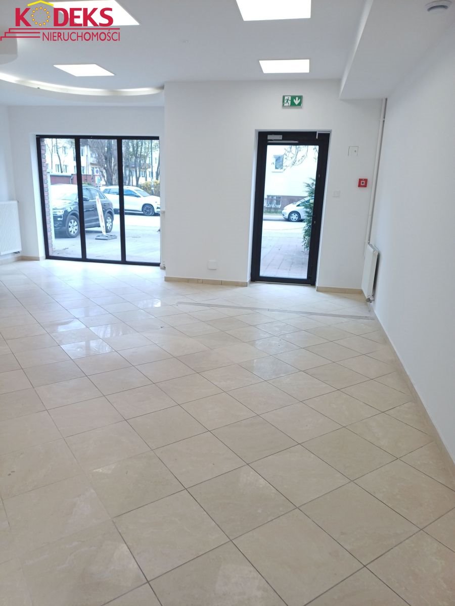 Lokal 68 m2 w centrum Legionowa z witryną i parkingiem Legionowo  68m2 Foto 1