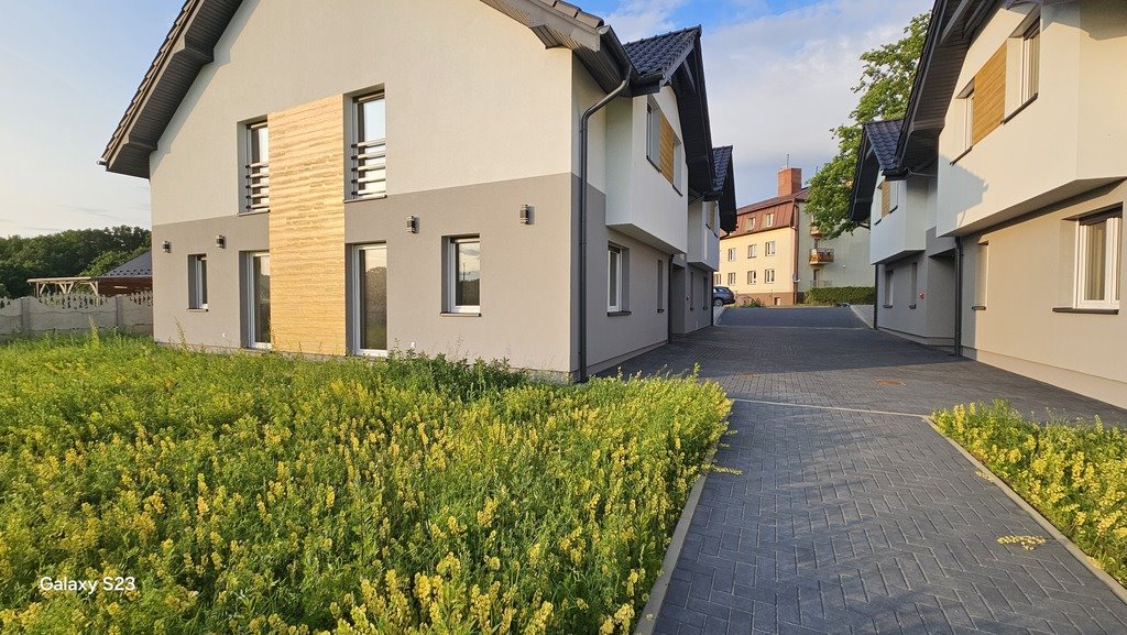 Segment bliźniaka w Krośnicach z ogródkiem i miejscem postojowym Krośnice, Działkowa  77m2 Foto 1