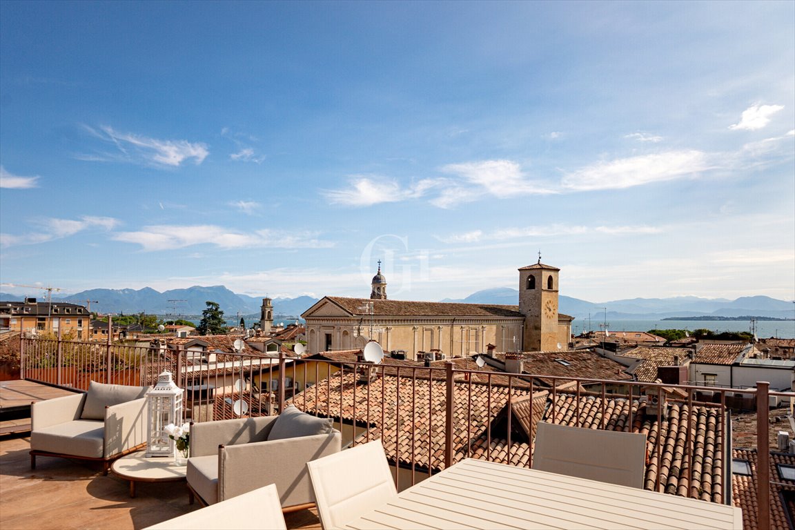 Ekskluzywny penthouse z prywatnym tarasem nad jeziorem Garda Włochy, Desenzano del Garda  180m2 Foto 1