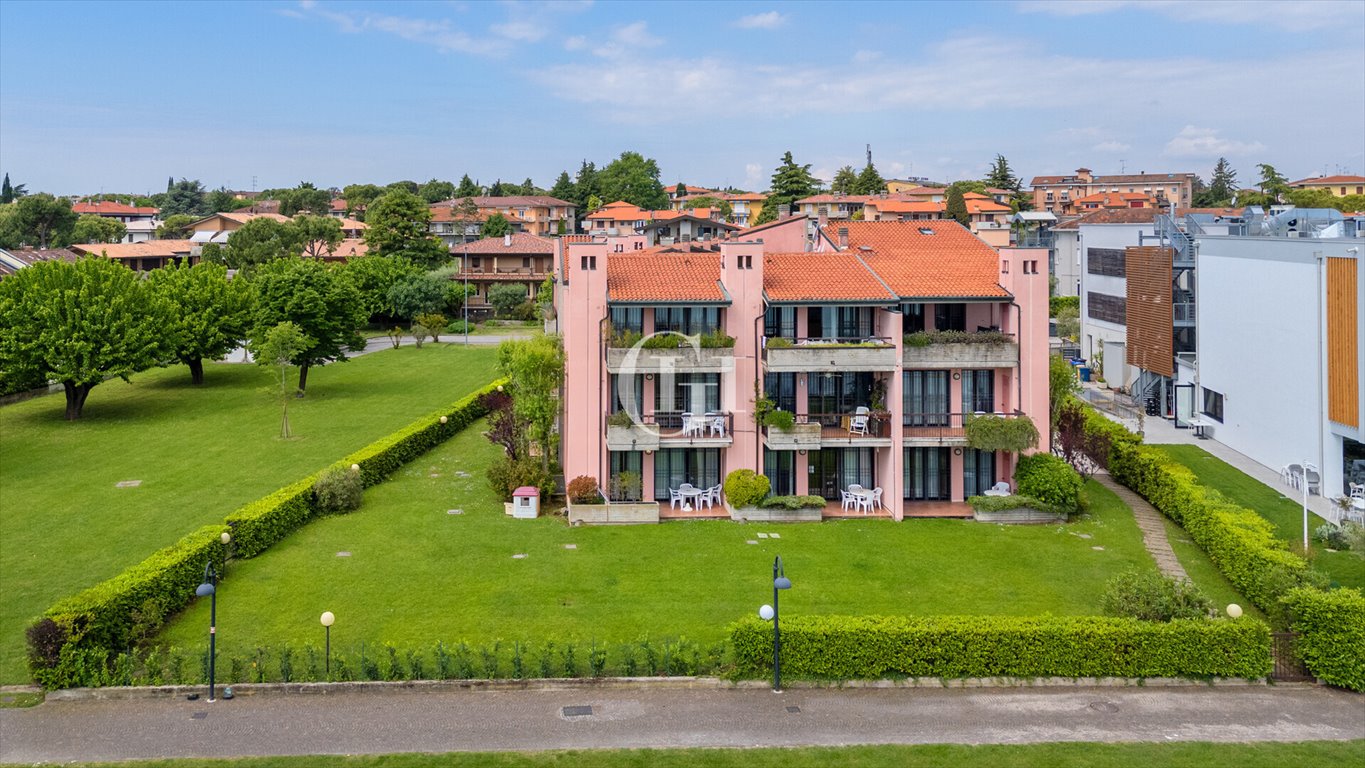 Widok na jezioro z tarasu w Sirmione – luksusowe 40 m2 Włochy, Sirmione  40m2 Foto 1