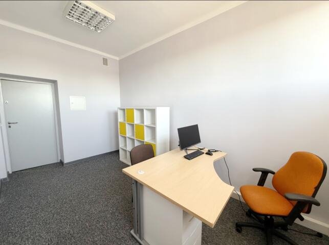 Na wynajem biuro 12 m² z parkingiem i monitoringiem Opole  12m2 Foto 1