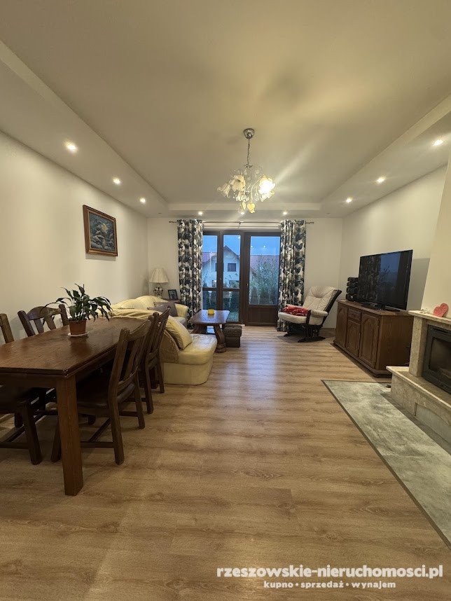 Przestronny dom 107 m² z kominkiem i garażem w Wysokiej Głogowskiej Wysoka Głogowska, Piaski, Słoneczna  107m2 Foto 1