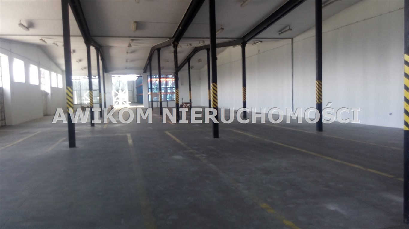 Na wynajem przestronna hala magazynowa 200 m² z bramami i placem w Skierniewicach Skierniewice  200m2 Foto 1