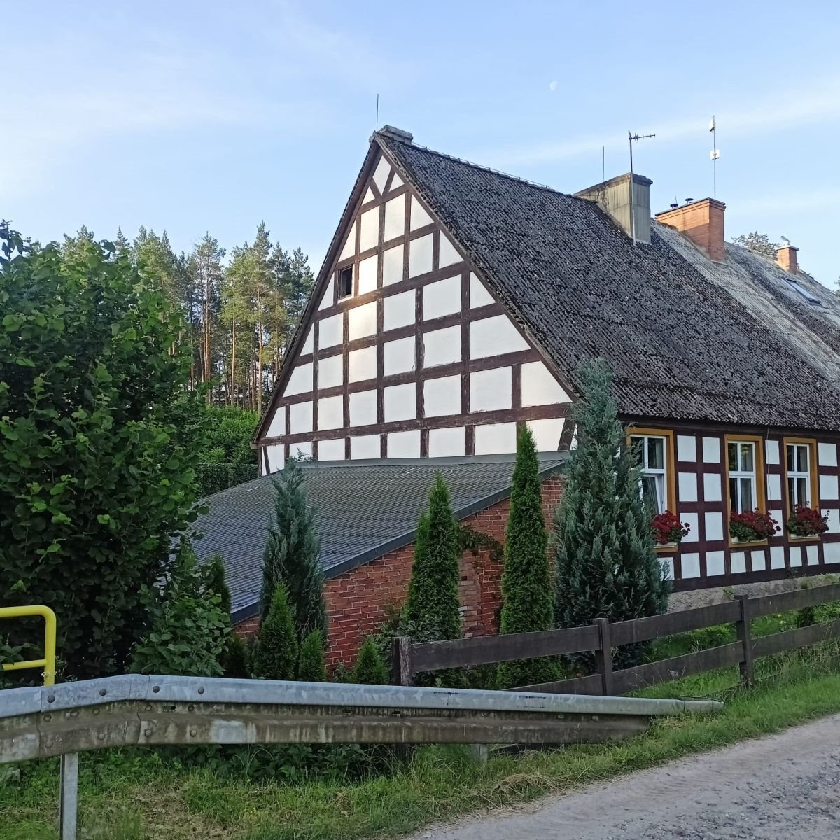 Dom nad stawem z potencjałem, garaż i pół stodoły Ogardy  77m2 Foto 1