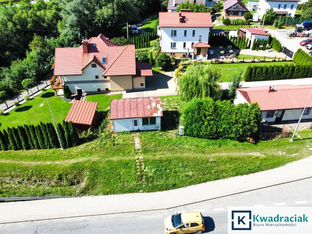 Działka z lokalem usługowym w centrum Besko – inwestycyjny potencjał Besko  151m2 Foto 1