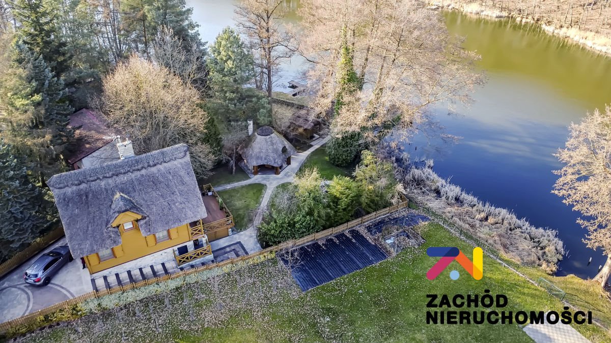 Luksusowy dom nad jeziorem z prywatnym molo i sauną Jeziorna, Osiedle Akacjowe  84m2 Foto 1