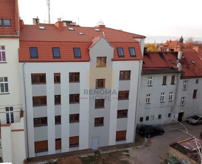 Kamienica z mieszkaniami i lokalami usługowymi (17 mieszkań, 2 lokale) w centrum Legnicy Legnica  1 290m2 Foto 1