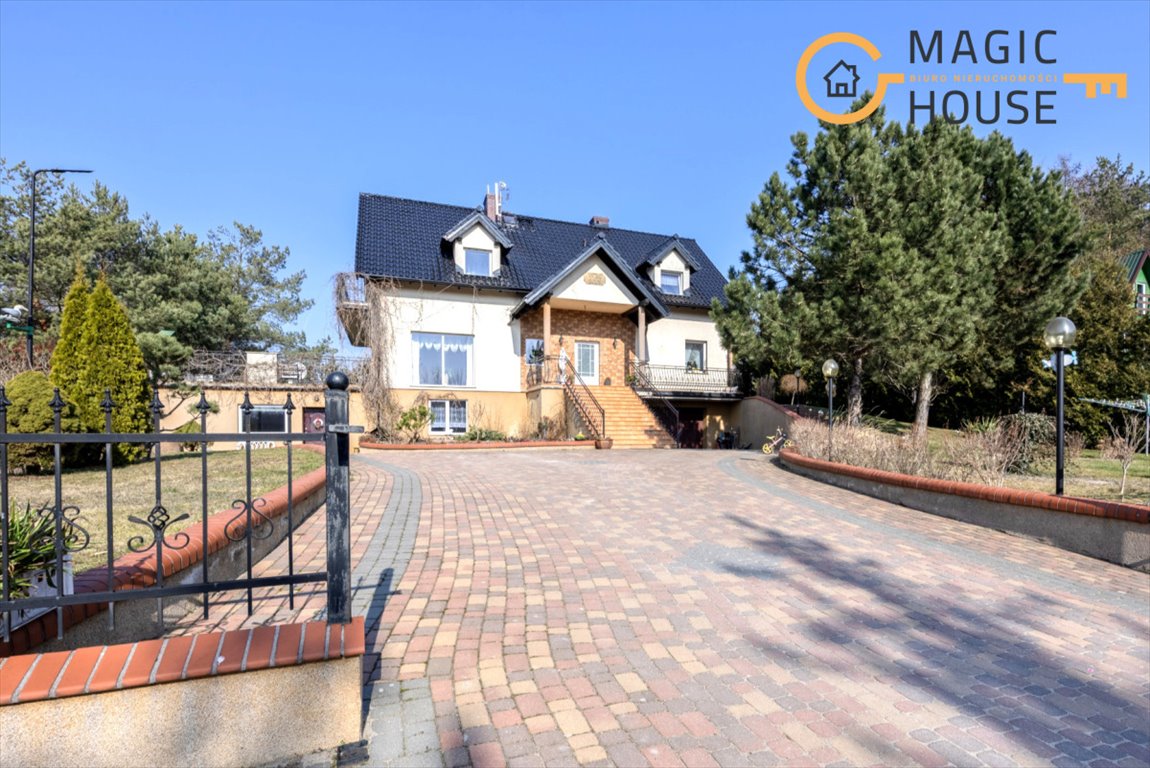 Unikatowy dom z 5 domkami, stawem i boiskem w Tuchomiu Tuchom  560m2 Foto 1