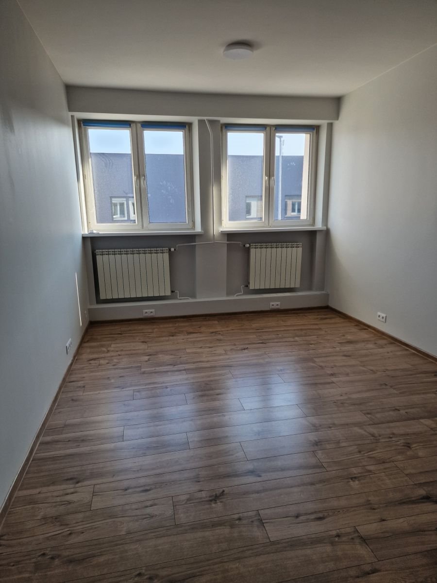 Biura do wynajęcia 22 m2 z klimatyzacją i parkingiem Kalisz, Korczak, Dobrzecka 95  22m2 Foto 1