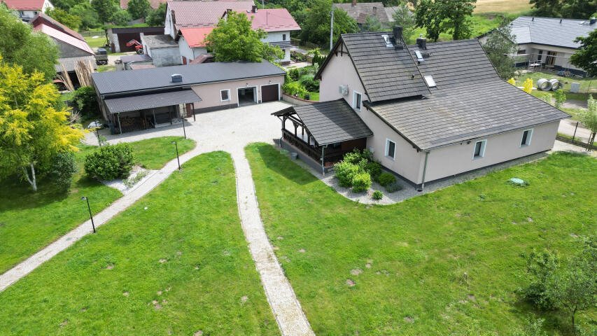 Przestronny dom z własnym stawem i garażem w Grabinie Grabin, Krótka  192m2 Foto 1