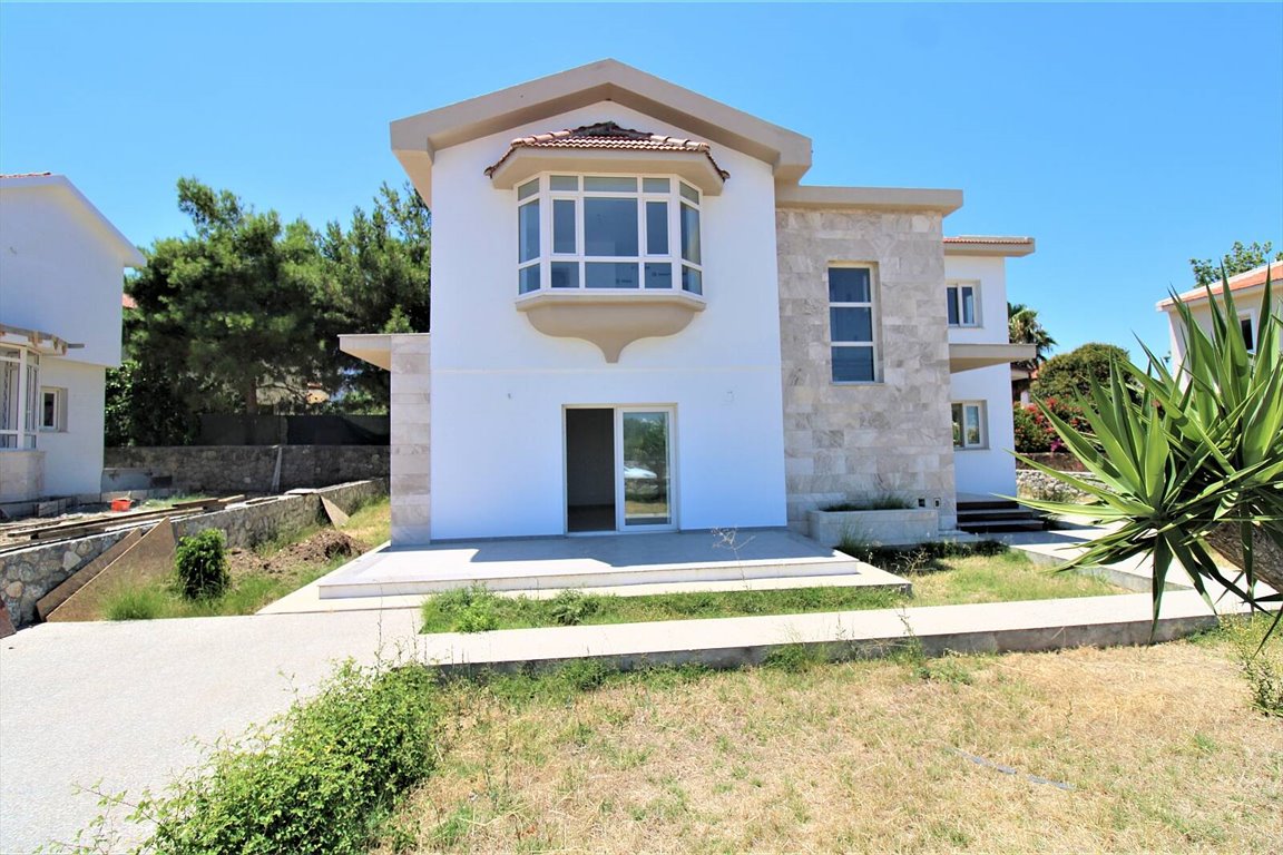 Luksusowa willa z ogrodem i tarasem, 450 m od plaży Cypr, Alsancak, Alsancak, Girne, Cypr Północny  244m2 Foto 1