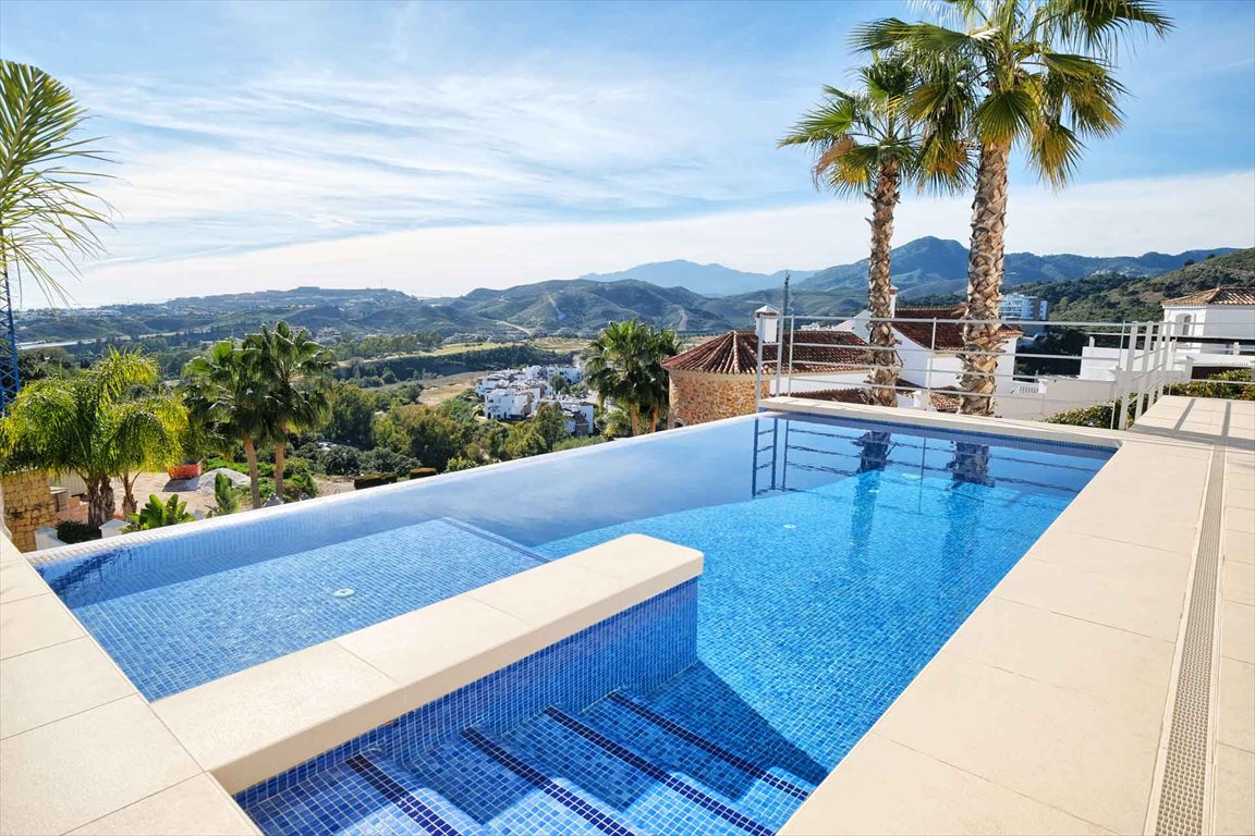 Na sprzedaż nowoczesna villa 288 m² z panoramicznym widokiem na morze i golf w Benahavis Hiszpania, Puerto del Capitan, Puerto del Capitan  288m2 Foto 1