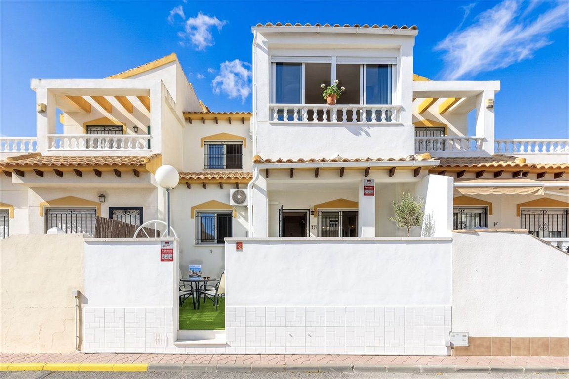 Piękny odnowiony dom z tarasem i basenem w Punta Prima. Hiszpania, Punta Prima, Costa Blanca  83m2 Foto 1