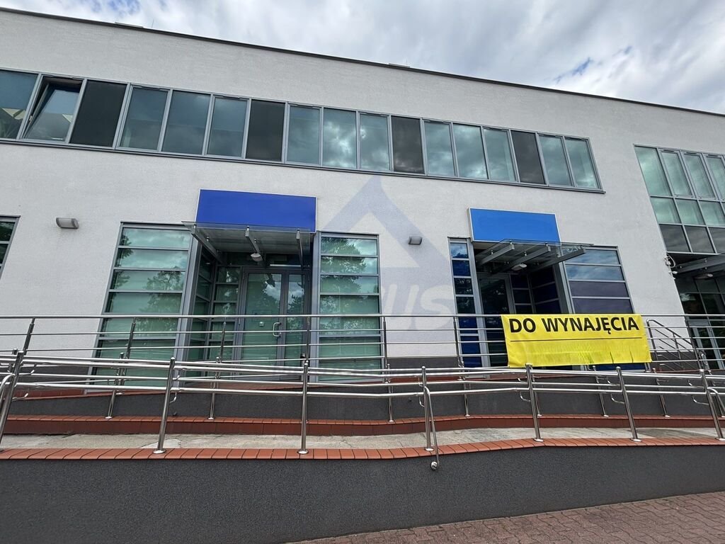 Lokal 105 m² z witrynami i parkingiem w Otwocku Otwock  105m2 Foto 1