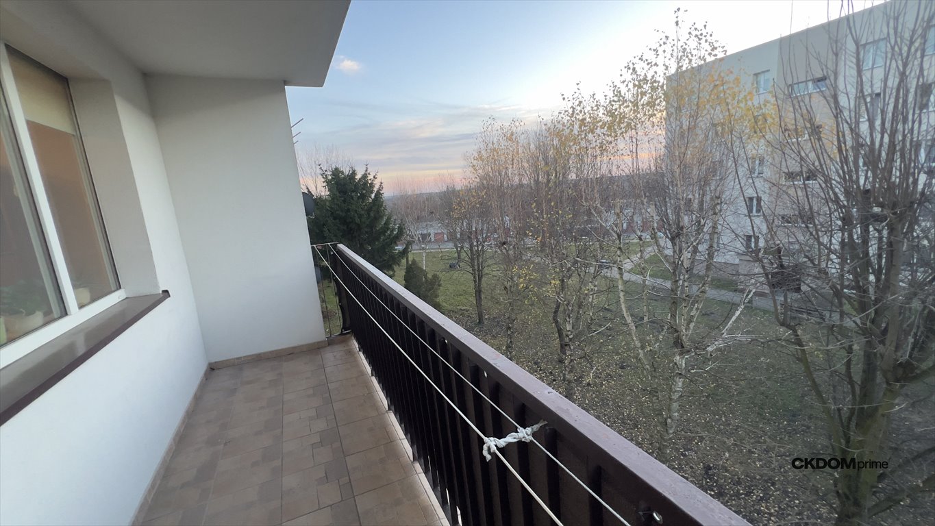 Na sprzedaż przestronne 3-pokojowe mieszkanie 62,6 m² w Staszowie Staszów, Komisji Edukacji Narodowej  63m2 Foto 1