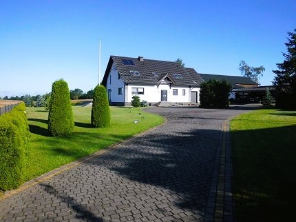 Atrakcyjny dom z własnym stawem i garażem w Brusach Brusy  229m2 Foto 1