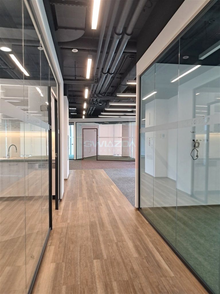 Nowoczesne biuro 408 m² w Ochocie z dużymi przeszkleniami Warszawa, Ochota, Rakowiec  408m2 Foto 1