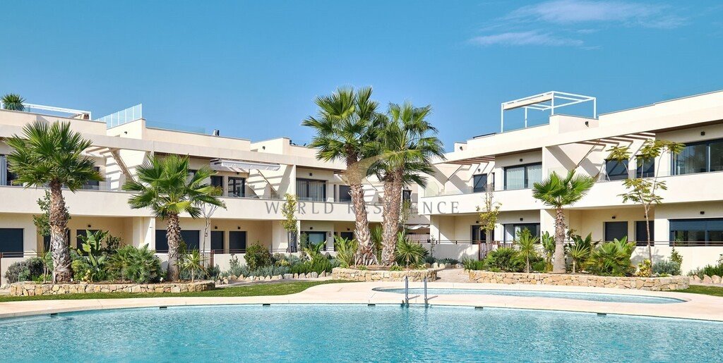 Apartament z ogrodem, basenem i parkingiem w Torrevieja Hiszpania, Torrevieja  98m2 Foto 1