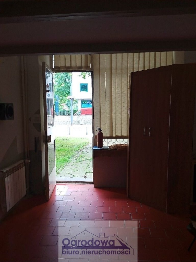 Lokal handlowy 19 m2 z antresolą, wejście z ulicy Warszawa, Wola  19m2 Foto 1