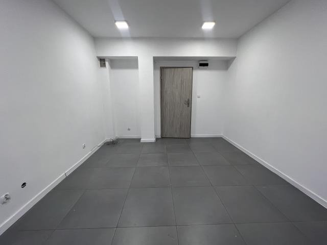 Biuro 17,47 m2 w Niemodlinie, wejście z reprezentacyjnym wejściem Niemodlin  17m2 Foto 1