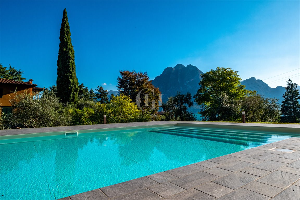 Luksusowe mieszkanie z ogrodem i basenem nad jeziorem Włochy, Bergamo  69m2 Foto 1