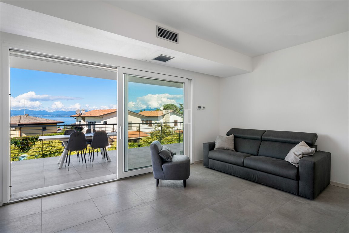 Mieszkanie dwupokojowe na sprzedaż Włochy, Lazise  64m2 Foto 1