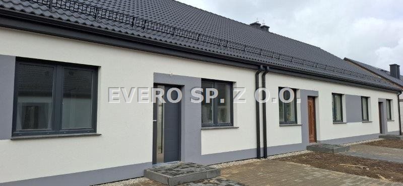 Parterowy segment w Kiełczowie z tarasem i poddaszem Kiełczów, Parterowe zabudowa szeregowa w Kiełczowie  78m2 Foto 1